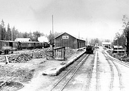 Hörkens järnvägsstation i mitten av 1920-talet. Till vänster syns Bergslagsbanan, till höger Säfsbanan