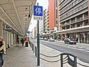 改良された四条通では商用車やタクシーの停車場が設けられている (2016年3月13日)
