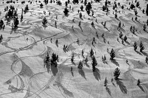 Traces laissées par le passage de skieurs sur le mont Baba, dans le parc national du Pelister, en Macédoine du Nord. (définition réelle 3 584 × 2 390)