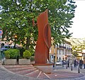 Il Solitario, scultura di Angelo Casciello in Piazza San Menna