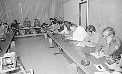 תדרוך כתבים צבאיים עם הרמטכ"ל, משה לוי ודובר צה"ל, תא"ל אפרים לפיד, 1986.[י"ג]