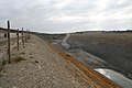 Blick vom Nordrand des zukünftigen Bahnhofs nach Süden. Noch trennt eine Querung für Baufahrzeuge den Bahnhof etwa in seiner Mitte, Oktober 2007