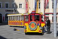 diese Bimmelbahn fährt immer um die volle Stunde vom Rathausplatz zum Landtag