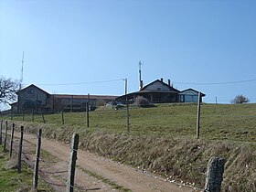 L'auberge située au sommet du mont Saint-Romain.