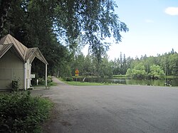 Joutsenlampi rannalla olevalta pysäköintipaikalta katsottuna