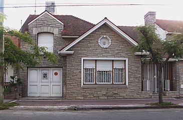 A Mar del Plata style chalet featuring some Norman characteristics (also known in Spanish as normando simplificado)