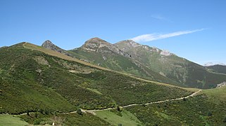 Vista del Coriscao (2236,2 m), techo de la sierra Mediana, desde el collado de Llesba, en el puerto de San Glorio