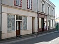 Devantures en bois d'anciens commerces, rue Saint-Aubin, à Pouancé.