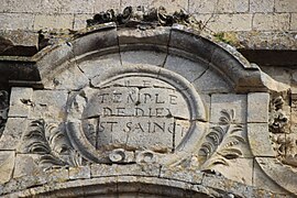 Fronton du XVIIIe siècle sur la façade principale de l'édifice dans lequel figure une inscription dans un cartouche,« le temple de dieu est saint »