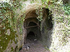 L'intérieur de l'abri de Rochereuil.