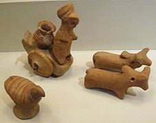 Petits objets votifs ou jouets. Modelages de terre cuite, peinture noire. Harappa, vers 2500 av. J.-C. Musée de Brooklyn.