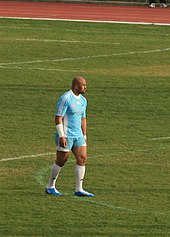 Photo en pied de Jonah Lomu avec le maillot de Marseille Vitrolles