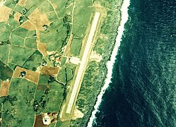 北大東空港付近の空中写真。 （1978年撮影）滑走路延長800 mの頃。 国土交通省 国土地理院 地図・空中写真閲覧サービスの空中写真を基に作成