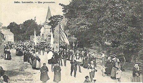 Une procession dans le bourg de Locmalo vers 1900 (carte postale A. Waron).