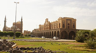 محطة المدينة المنورة وبجوارها مسجد العنبرية العثماني الطراز