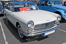 Une sublime 404 coupé en Allemagne, avec les flancs des pneumatiques peints en blanc.