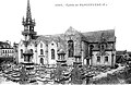 L'église paroissiale Saint-Pierre-et-Saint-Paul de Plouzévédé, entourée de son cimetière (carte postale Émile Hamonic, vers 1925).