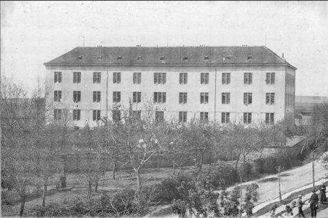 Spital am Schillerplatz. Erbaut 1844/45, abgebrochen 1902. Seit 1905 steht dort das Justizgebäude