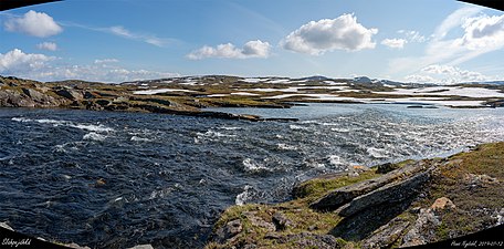 Slahpejåhkå, det västra utflödet från Slahpejávrre, har ett betydligt större flöde än det östra utloppet.