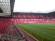 O Stretford End, na parte oeste do estádio