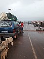 Un taxi-brousse dans le village de Labé, en Guinée.