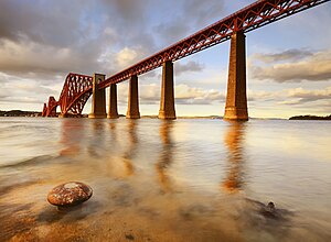 גשר פורת' - גשר רכבת במזרח סקוטלנד, מעל מפרץ פורת', 14 קילומטרים ממערב לאדינבורו.