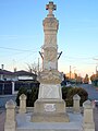 Le monument aux morts sur une place près de la mairie (mars 2010)