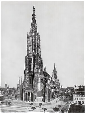צילום בשחור לבן של צריח המינסטר של אולם - כנסייה גותית בעיר אולם שבגרמניה הידועה בעיקר בזכות הצריח המחודד שלה, שמתנשא לגובה 161.53 מטר ונחשב לצריח הכנסייה הגבוה ביותר בעולם.