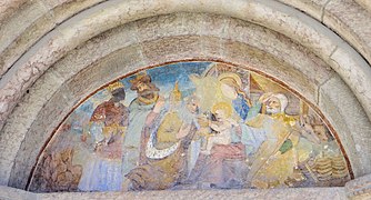Tympan peint du portail représentant les rois Mages devant la sainte Famille