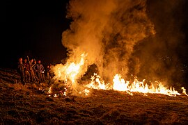 Ein brennender Strohteppich ist vorbereitet