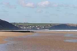 Vue d'Arromanches vers l'ouest depuis la plage d'Asnelles.