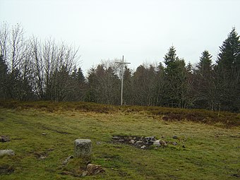 Croix et borne géodésique au sommet du puy de Montoncel.