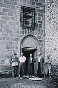 Personnel de la Bibliothèque nationale et universitaire de Strasbourg, devant le château de Cordès où avait été évacuée la bibliothèque en 1939 cliché BNU.