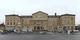 Empfangsgebäude und Bahnhofsvorplatz