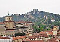 Blick vom Stadtturm auf den Hügel und die Festung San Vigilio, links im Vordergrund die Kirche und das Seminar „Papst Johannes XXIII.“