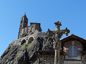 Sur la place, copie calvaire renaissance et l'église Saint-Michel.