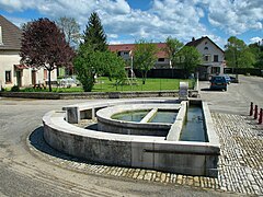 Le lavoir-abreuvoir semi-circulaire.