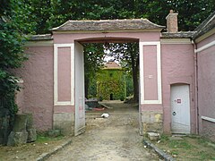 Porche de la ferme de la Seigneurie, avec le pigeonnier à l’arrière-plan. La ferme est en cours de rénovation.