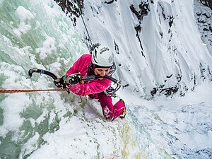 מטפסת על קרח במחוז וסטפול וטלמרק שבנורווגיה