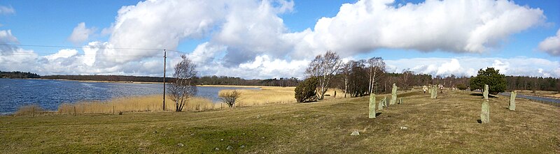 Hjortahammar gravfält från söder med det vikingatida hamnområdet till vänster.