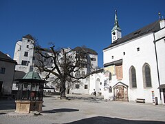 Cour intérieure et la chapelle Saint-Georges.