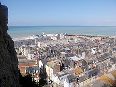 Nord - le Tréport : vue en direction de la jetée et du casino.