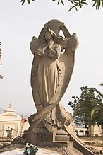 Durall-Suris (1903). Se considera la primera obra de Conill en el cementerio. La escultura es de Josep Maria Barnadas i Mestres, y mezcla la simbología de la cruz y el ángel.