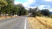 Entrada por la CL-601 desde Segovia a La Pradera de Navalhorno, barrio de Valsaín y segundo núcleo más poblado del municipio