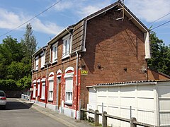 Des habitations groupées par deux construites en parpaings.