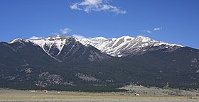 Vue du mont Columbia depuis l'US-24 au nord-nord-ouest de Buena Vista.