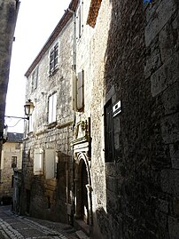 Le portail de la maison de Saint-Astier et de l'hôtel du Vigier, rue du Calvaire.