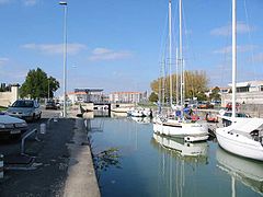 Suite du port de plaisance avec le pont basculant de "Papenburg" pour accéder au bassin de Bougainville.