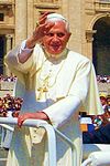 Benedictus XVI på Petersplatsen.