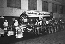 Messestand von Rose-Theegarten mit Verpackungsmaschinen in den 1950ern